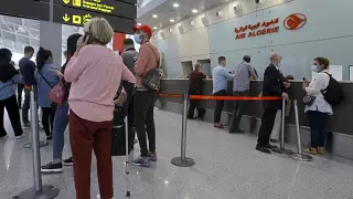 مسافرون بمطارات جزائرية