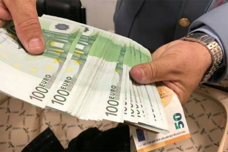 تزوير للعملة الصعبة