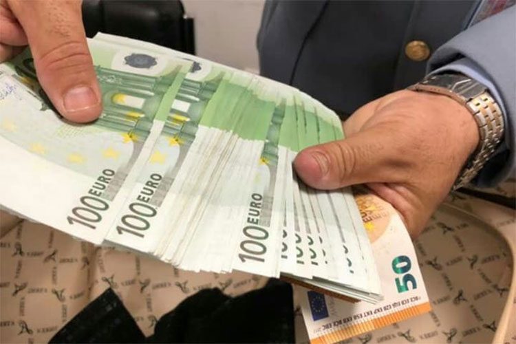 محاولة تهريب أكبر مبلغ من الأورو بـ مطار وهران