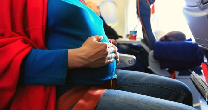 ولادة طفل على متن طائرة