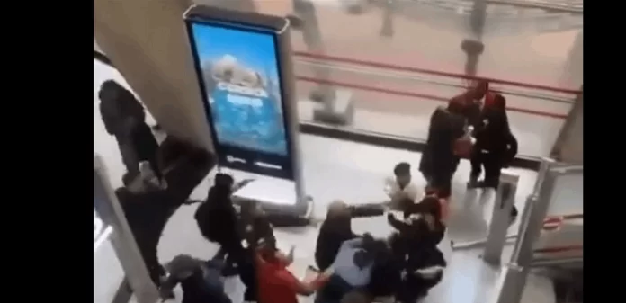 (بالفيديو) مطار شارل ديغول: شجار عنيف والسبب غير متوقع